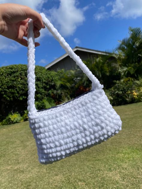 crochet, crochet projects, cute bag, cute crochet bag, chunky yarn, crochet ideas, bag ideas, DIY, shoulder bag, trending bag, cloud bag Crochet Patterns Fluffy Yarn, Chenille Crochet Bag, Crochet Fluffy Yarn Projects, Fluffy Crochet Bag, Crochet Ideas Bag, Crochet Cloud Bag, Shoulder Bags Aesthetic, Chunky Yarn Bag, Crochet Projects Cute