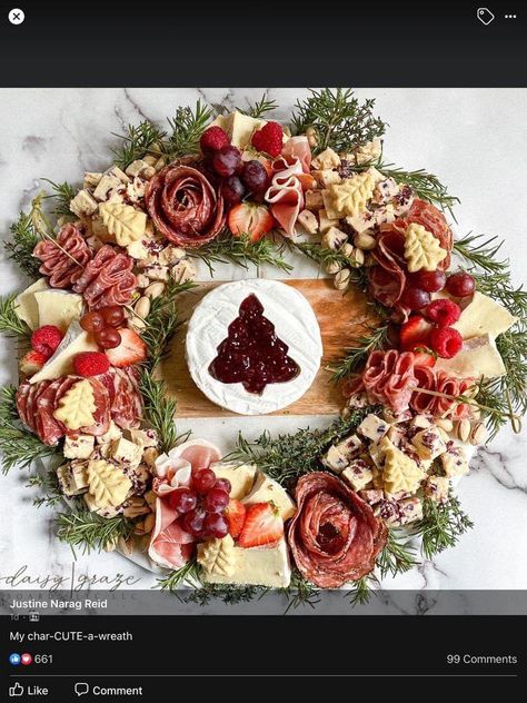 Holiday Charcuterie Board, Holiday Charcuterie, Beautiful Boards, Christmas Buffet, Christmas Cheese, Decorações Com Comidas, Charcuterie Inspiration, Christmas Dinner Party, Christmas Entertaining