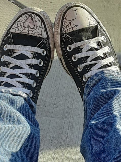 Spider web shoes Drawing On Converse, Converse Drawing, Doodle Shoes, Sharpie Shoes, Converse Design, Grunge Shoes, Converse Aesthetic, Estilo Hippy, Shoes Drawing