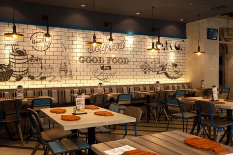 Located in the metropolitan area, Fish & Co. strives to bring a seaside atmosphere thru the play of its interior design. Burger Store, Bars Design, Fish And Chip Shop, Decoration Restaurant, Design Café, 카페 인테리어 디자인, Burger Bar, Oyster Bar, Restaurant Concept