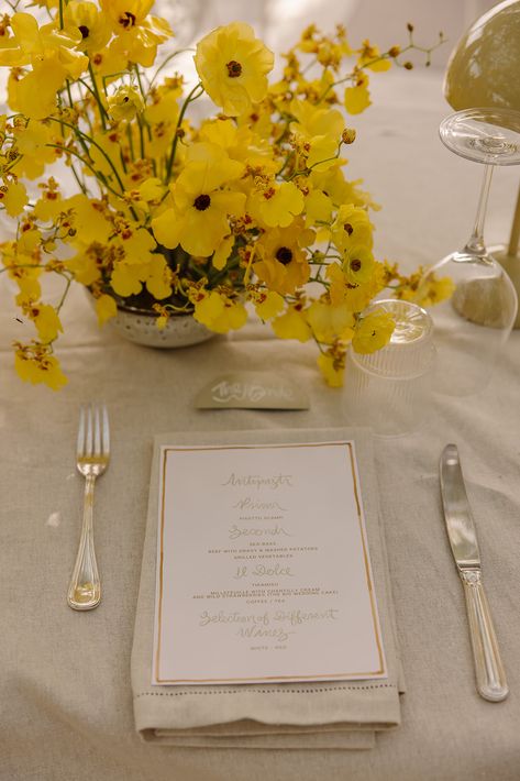 Floral Design for a romantic wedding in the Amalfi Coast - Total yellow floral design Floral Design - Anthea Studio Planning - Design Anarchy #flowers #floraldesign #yellowwedding #weddingdesign #amalficoast #italianwedding #weddinginitaly #destinationwedding #yellow #antheastudio Yellow And White Tablescape, Golden Yellow Wedding Theme, Yellow Roses Centerpieces, Yellow And Sage Wedding, Wedding Table Decorations Pastel, Yellow Wedding Florals, Italian Florals, Butter Yellow Wedding, Yellow Spring Wedding