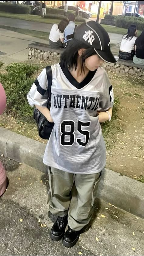 Cute Boyish Outfits, Korean Tomboy Aesthetic, Aesthetic Jersey Outfit, Jersey Outfit Aesthetic, Blokecore Outfits, Acubi Fashion, Jersey Outfit, Tomboy Style Outfits, Teenage Fashion Outfits