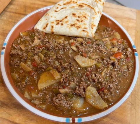 Carne Guisada Con Carne Molida Y Papas With Flour Tortillas - Easy DIY Recipes Ground Beef Carne Guisada, Carne Guisada Recipes, Carnitas Recipes, Mexican Ground Beef Recipes, Bistec Ranchero, Carne Guisada Recipe, Guisada Recipe, Mexico Recipes, Cultural Recipes