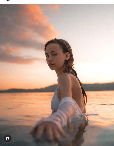 Sunrise Water Photoshoot, Sunrise Lake Photoshoot, Sunset Lake Photoshoot, Lake Photoshoot Summer, Sunrise Photoshoot Ideas, Beach Sunrise Photoshoot, Sunrise Beach Photoshoot, Beach Sunset Photoshoot, Nighttime Beach