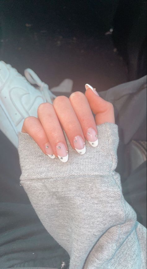 White Acrylic Nails With Rhinestones French Tips, French Tip Nails W Diamonds, Simple Bedazzled Nails, Rounded Acrylic Nails French Tip, White Tips With Gems, White French Tip Nails With Gems, French Tip With Gems Rhinestones, Nails With Gems Simple, White French Tip With Gems