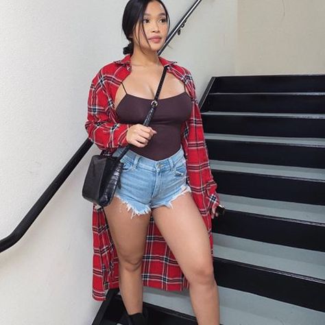 Filipina 👸🏻 Flannel Outfits With Heels, Summer Outfits With Flannels, Flannel Outfits Spring, Shorts And Flannel Outfit, Flannel Outfit Women, Red Flannel Outfit, Outfit With Flannel, Nicki Concert, Flannel Outfits Summer