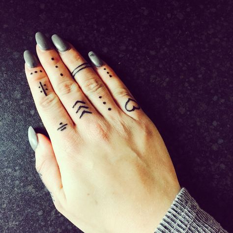 Viking Finger Tattoo, Chicanas Tattoo, Tattoo Finger, Tattoo Snake, Finger Tattoo For Women, Finger Tats, Creative Tattoo, Tattoo Trend, Disney Tattoo