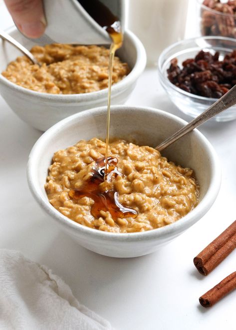 Pumpkin Oatmeal - Detoxinista Pumpkin Oats, Pumpkin Breakfast, Breakfast Oatmeal Recipes, Overnight Oatmeal, Autumn Recipes, Pumpkin Oatmeal, Holiday Brunch, Sweet Potato Hash, A Healthy Breakfast