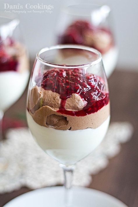 Double Chocolate Mousse, Summer Fruit Desserts, Fruity Recipes, Dessert Shooters, Dark Chocolate Mousse, Best Chocolate Desserts, White Chocolate Mousse, Raspberry Sauce, Mousse Recipes