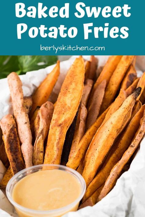 Easy baked sweet potato fries make a quick side dish or easy snack! #berlyskitchen Fries Video, Sweet Potato Fries Recipe, Making Sweet Potato Fries, Baked Sweet Potato Fries, Sweet Potato Recipes Fries, Sweet Potato Fries Baked, I Heart Naptime, Salad Pasta, Fries Recipe