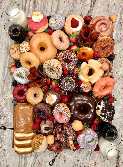 Brunch Egg Recipes, Charcuterie Night, Donut Board, Square Donuts, Brunch Snacks, Board Night, Breakfast Board, Charcuterie Inspiration, Charcuterie Board Ideas