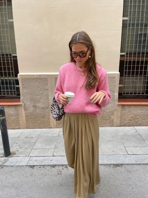 Luna Isabella, Pink Trousers Outfit, Almond Croissants, Pink Trousers, Long Sleeve Outfits, Beige Outfit, Outfit Formulas, Looks Street Style, 가을 패션