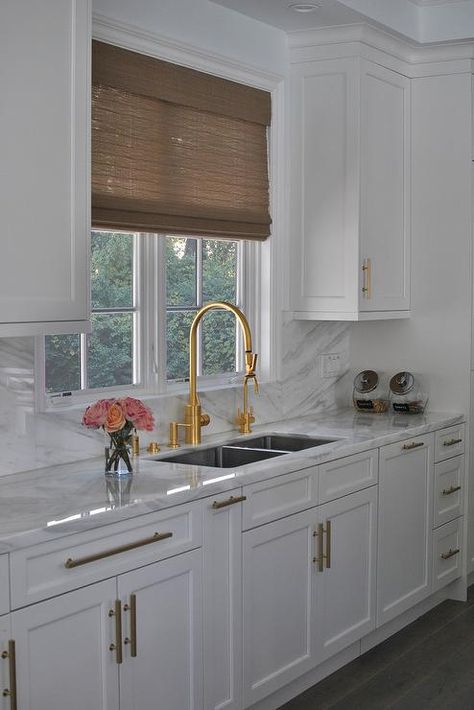 Kitchen With White Cabinets, Farmhouse Kitchen Cabinets, Kitchen Cabinets Makeover, Classic Kitchen, White Kitchen Design, Brass Kitchen, Cabinet Makeover, Kitchen Marble, Makeover Ideas