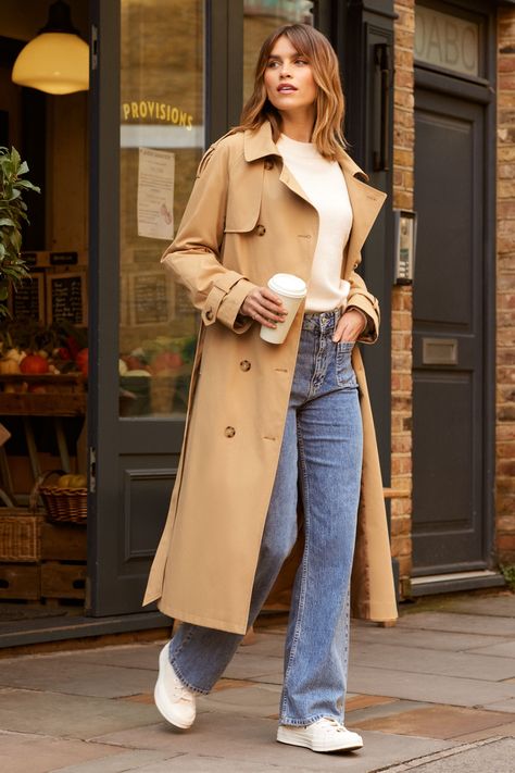 Trenchcoat Outfit, Vinter Mode Outfits, Longline Trench Coat, Camel Coat Outfit, Winter Mode Outfits, Classic Wardrobe Essentials, Classy Business Outfits, Trench Coat Outfit, Effortless Outfit