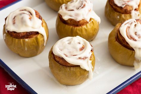 The best cinnamon rolls are ooey and gooey, but they can be kind of messy. Not when you bake them inside an apple! This Cinnamon Roll Stuffed Baked Apples recipe is perfect for Fall gatherings. Plus it uses store-bought cinnamon rolls to speed up the process. Meringue Christmas, Stuffed Baked Apples, Baked Apples Recipe, The Best Cinnamon Rolls, Best Cinnamon Rolls, Top Chicken Recipes, Recipes Baking, Homemade Applesauce, Crumb Topping