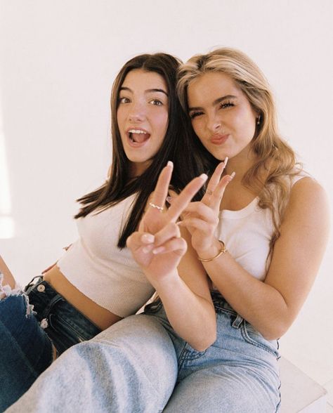 Charlie Demilio, Charlie And Addison, Charli And Addison, Perfect Sisters, Dixie D Amelio, Charli Rares, Best Friend Photoshoot, Charlie Damelio, Hype House