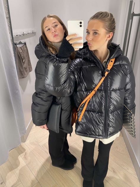 Stockholm Style Puffer Jacket, Black Winter Jacket Outfit, Shiny Puffer Jacket Outfit, Big Puffer Jacket, Puffer Coat Style, Shiny Puffer Jacket, Black Jacket Outfit, Moncler Jacket Women, Puffer Outfit