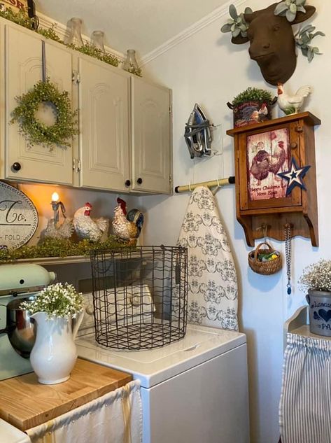 Small Country Kitchen Decor, Primitive Laundry Room Decor, Country Apartment Ideas, Cottage Core Laundry Room, Cottagecore Laundry Room, Country Apartment Decor, Farmhouse Kitchen Cabinet Decor, Primitive Laundry Rooms, Vintage Laundry Room Decor