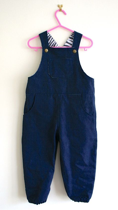 How to Make Overalls for Kids #babyclothingpatterns Baby Dungarees Pattern, Projects For Toddlers, Dungarees Pattern, Dungaree Pattern, Trendy Baby Girl Clothes, Toddler Overalls, Baby Dungarees, Simple Summer Dresses, Sewing Baby Clothes