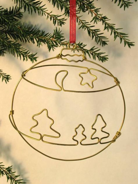 Holiday ornament made from brass wire. Tree Moon, Wire Projects, Wire Ornaments, Colonial Christmas, Diy Ornaments, Ornament Pattern, Ball Decorations, Christmas Ornament Pattern, Star Decorations