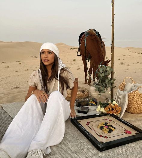 Egypt Outfits Women, Sahara Desert Outfit, Dubai Desert Outfit, Desert Outfit Ideas, Morocco Travel Outfit, Dubai Outfits Ideas, Egypt Outfits, Dubai Outfit, Desert Outfit