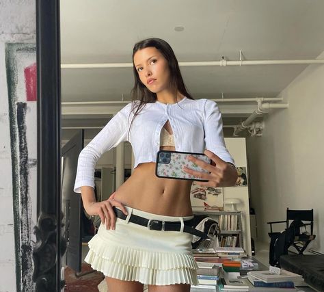 Low Rise Skirt Outfit, Mini Skirt Aesthetic, Low Rise Skirt, Skirt Aesthetic, Skirt Outfit, Photo Styling, Basic Outfits, Fashion Killa, Date Night Outfit