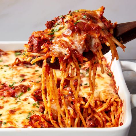 Delish Easy Baked Spaghetti Recipe, Baked Chicken Pasta Recipes, Pasta Entrees, Easy Baked Spaghetti, Weeknight Pasta, Homemade Meat Sauce, Spaghetti Recipes Easy, Baked Spaghetti Recipe, Ravioli Lasagna