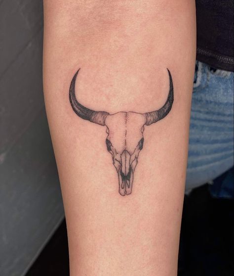 Bull Skull Tattoo, Longhorn Tattoo, Montana Tattoo, Cow Skull Tattoos, Tattoos 2022, Bull Skull Tattoos, Skull Tattoo Designs, Western Skull, Minimalistic Tattoos