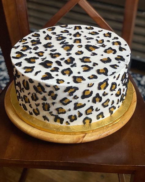 Animal Print Birthday Cake, Tiger Birthday Cake, Cheetah Birthday Cakes, Miss Baker, Cheetah Cakes, Leopard Cake, Cheetah Birthday, Leopard Print Cake, Animal Print Cake