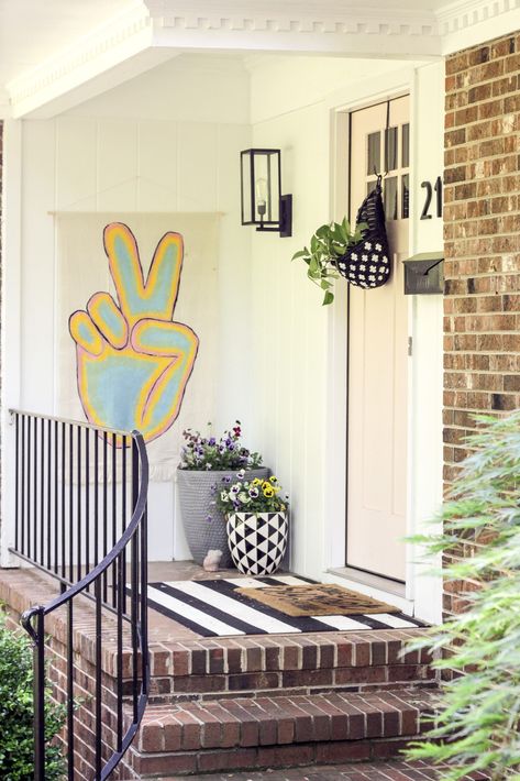 What a cheerful and fun way to decorate a porch! Love the pink door, DIY peace sign flag, and vintage flamingos. Simple Front Porch Decor, Boho Front Porch, Simple Front Porch, Modern Front Porches, Porch Wall Decor, Summer Porch Decor, Rainbow Peace, Summer Front Porches, Front Porch Signs