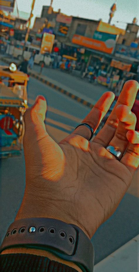 Aesthetic Boy Hand Pic, Meldi Ma Hd Photo, Cute Couple Shirts, इंस्टाग्राम लोगो, Gangsta Style, Instagram Dp, Photos For Profile Picture, Cute Backgrounds For Phones, Girl Hand