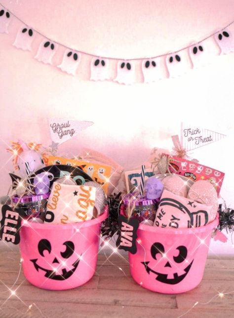 Pink Halloween Spooky Basket, Pink Spooky Basket Ideas, Girly Boo Basket, Spooky Basket For Sister, Pink Boo Basket, Pink Spooky Basket, Halloween Gift Baskets For Friends, Halloween Treat Baskets, Diy Halloween Gifts