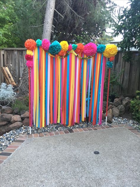 Fiesta Party Photo Backdrop Diy Fiesta Decorations, Den Mrtvých, Mexican Birthday Parties, Fiesta Bridal Shower, Mexican Fiesta Party, Party Fotos, Fiesta Birthday Party, Party Photo Backdrop, Mexican Birthday