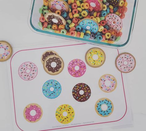 Donut Sensory Look & Find We used a bin full of mini donuts (aka Fruit Loops) for our look & find sensory activity. Donut Printable:… #ifyougiveadogadonut Donut Sensory Play, Donut Sensory Bin, Donut Activities For Preschool, Donut Printable, Laura Numeroff, Mouse A Cookie, Toddler Lessons, Lesson Plans For Toddlers, Preschool Units