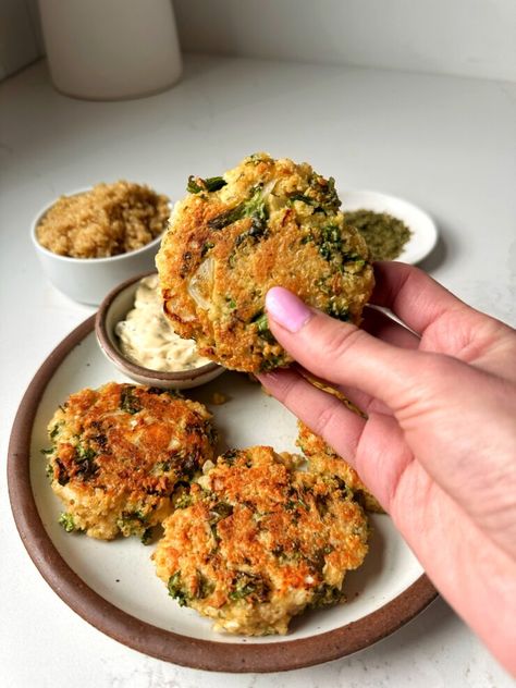 Crispy Quinoa Feta Fritters with Labneh Dill Dip - rachLmansfield Baked Quinoa Patties, Turkey Feta Burgers, Quinoa Fritters, Feta Quinoa, Quinoa Patties, Greek Turkey Burgers, Quinoa Recipes Healthy, Crispy Quinoa, Dill Dip