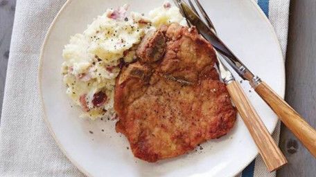 Pioneer Woman Pork Chops, Smashed New Potatoes, Fried Pork Chops Recipe, Fried Pork Chop Recipes, Peach Pork Chops, Pan Fried Pork Chops, Ree Drummond Recipes, Seared Pork Chops, Apple Pork Chops