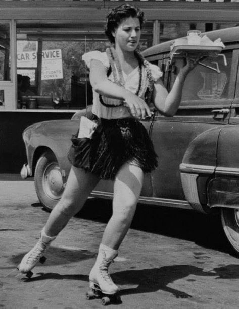 Roller skating carhop in the 1950s. Car Hop, Roller Girl, Foto Vintage, Photo Vintage, Old Car, Roller Derby, Roller Skate, Roller Skates, Roller Skating