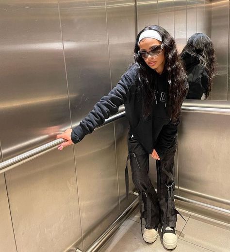 Instagram influencer Charisma Tisch posing for insta photo in an elevator in the city wearing black cargo pants, black hoodie, Rick Owens trainers, white headband and 90s sunglasses Rooftop Photoshoot, Party Photoshoot, Glam Photoshoot, Selfie Poses Instagram, Stylish Photo Pose, Pic Pose, Swag Outfits For Girls, Model Aesthetic, Best Photo Poses