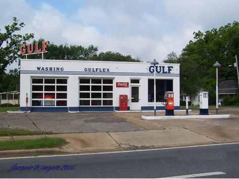 Transport Hub, Vintage Buildings, Gulf Oil, Old Gas Pumps, Vintage Gas Pumps, Pompe A Essence, Gas Service, Station Service, Old Garage