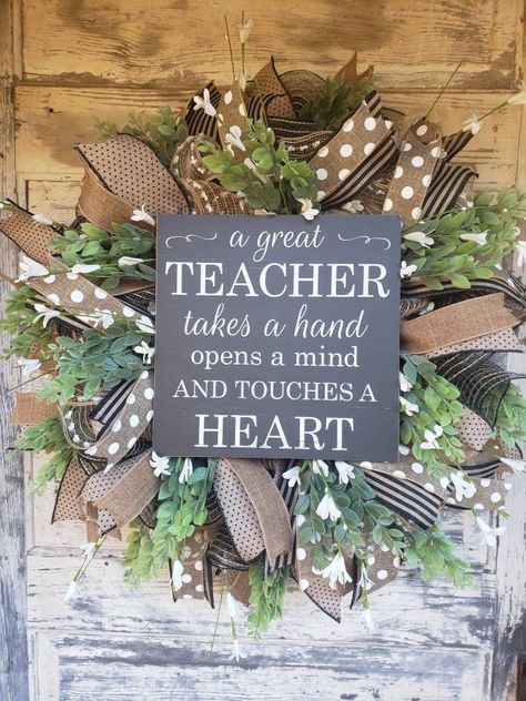 Teachers Wreath Ideas, Teacher Wreaths For Classroom, Classroom Wreath, Teacher Wreaths, Teacher End Of Year, Owl Classroom, Gift Wreath, Swag Wreath, Best Teacher Gifts