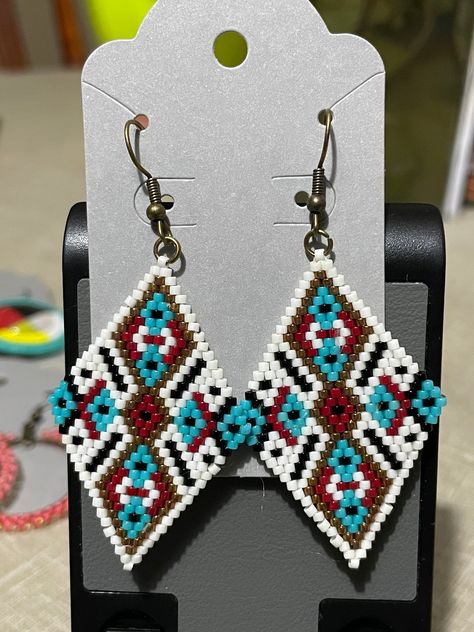 Delica Beaded Earrings, Indigenous Earrings, Native Earrings, Native American Beadwork Patterns, Stitch Earrings, Seed Bead Crafts, Beaded Earrings Native, Earrings Patterns, Diamond Shape Earrings