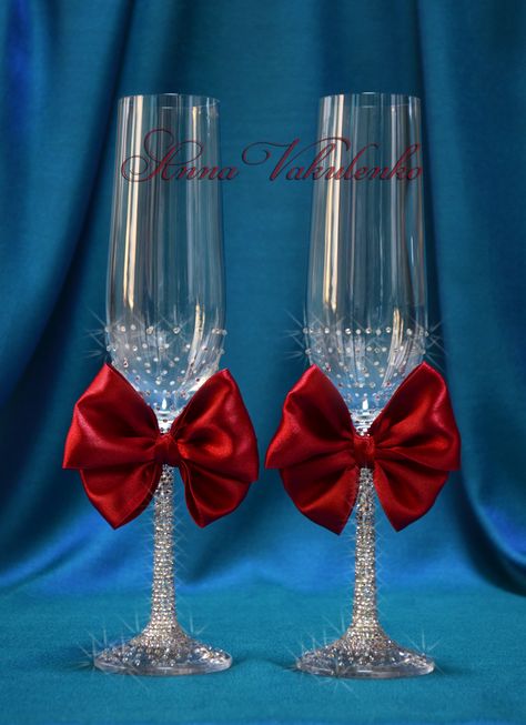 Red Quince Theme, Quince Centerpieces, Champagne Glasses Decorated, Glass Painting Ideas, Glass Decor Ideas, Quince Themes, Red Quince, Ruby Wedding Anniversary, Wedding Wine Glasses