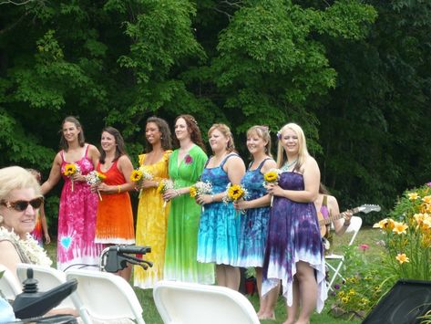 Tye-dye-bridesmaids-for-outdoor-bohemian-wedding.full Tie Dye Wedding, Bear Wedding, Chic Vintage Brides, Hippie Wedding, How To Tie Dye, Rainbow Wedding, Rainbow Outfit, Wedding Photography Poses, Bohemian Wedding