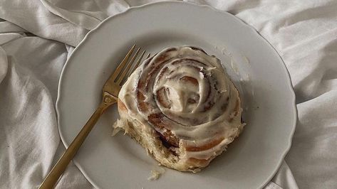 Cinnamon Buns, Beige Aesthetic, Cinnamon Roll, Cafe Food, Sweet Savory, Pretty Food, Insta Inspo, Yummy Breakfast, Aesthetically Pleasing