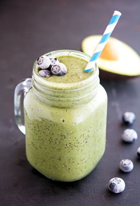 Blueberry Avocado and Spinach Power Smoothie Avocado And Spinach, Diy Smoothies, Power Smoothie, Breakfast Low Carb, Smoothie Packs, How To Make Smoothies, Spinach Smoothie, Avocado Smoothie, Bachelorette Party Games