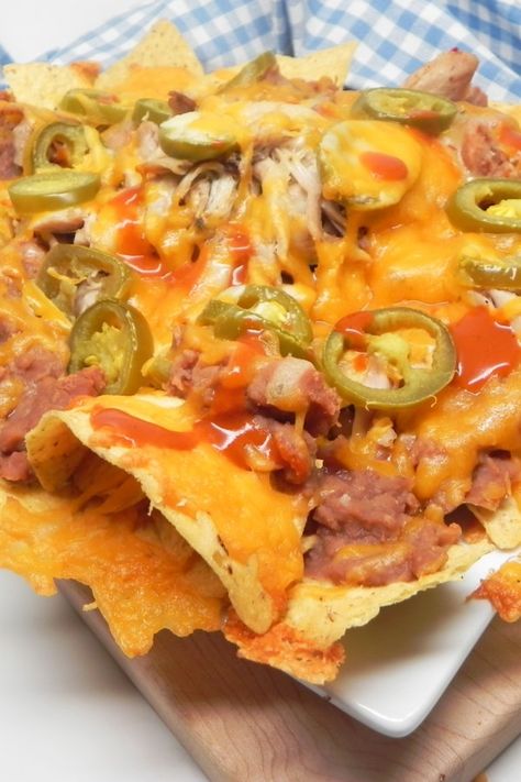 Nachos With Refried Beans, How To Make Nachos, Braised Chicken Breast, Easy Nachos, Refried Beans Recipe, Beef Fajitas, Chicken Nachos, Superbowl Snacks, Nachos Recipe