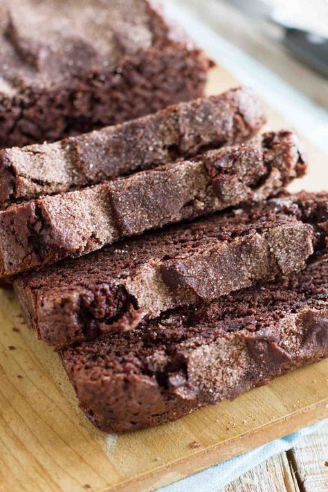 A copycat from Starbucks, this Chocolate Cinnamon Bread is a rich chocolate bread with a hint of cinnamon, topped with a crunchy cinnamon sugar topping. Cinnamon Bread Recipe, Bread Chocolate, Baking Chocolate, Chocolate Bread, Cinnamon Bread, Bread Recipes Sweet, Chocolate Cinnamon, Dessert Bread, Breadsticks