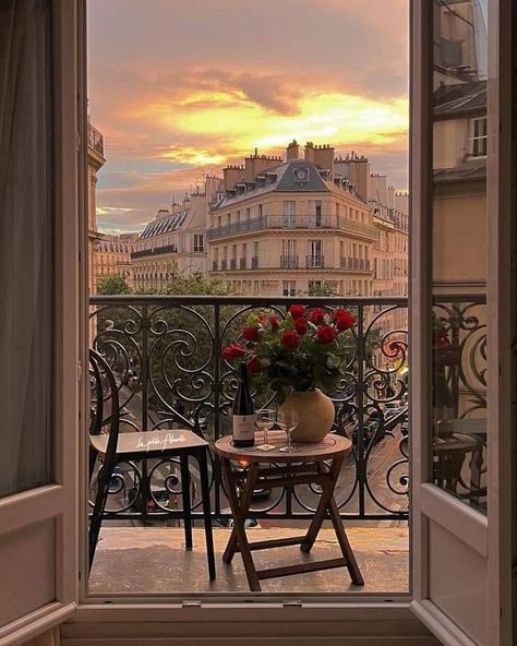 Paris Aesthetic Apartment, Paris Apartment Aesthetic, European Apartment, Summer Abroad, French Balcony, Aesthetic Apartment, Paris Dream, Paris Vibes, Paris Home