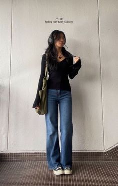 Casual Outfits For College Women, Fall Fits For College, Style Inspiration College, Bootcut Outfits For Women, It Girl Outfits For School, Full Length Shirt Outfit, Straight Leg Jeans Outfits Aesthetic, Id Picture Outfit, Low Rise Straight Leg Jeans Outfit