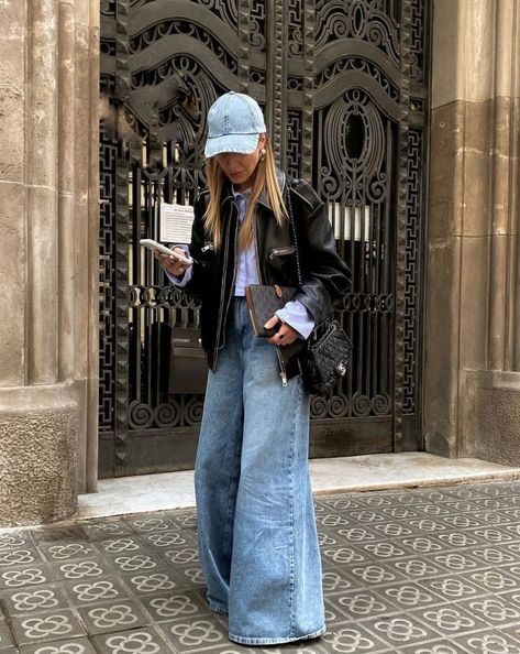 Street Style 2023, Wide Leg Jeans Outfit, Denim Street Style, Look Jean, Jeans Street Style, Copenhagen Fashion, Populaire Outfits, Style 2023, Outfit Jeans